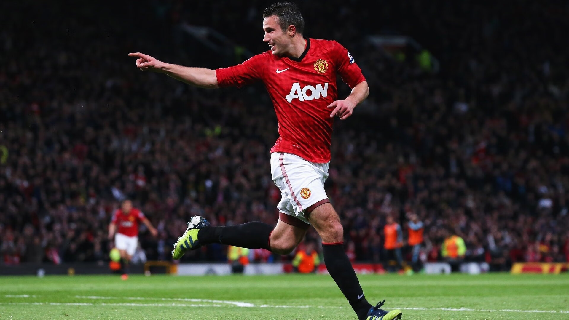 九游2026-赛道上的毫厘之争，法拉利险胜阿斯顿马丁，拉塞尔带队书写团队新篇